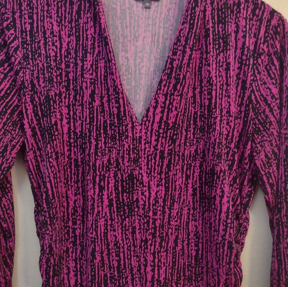 Vince Camuto Fuchsia Black Abstract Ruched Sides Stretch V-Neck 3/4 Sleeve Top - Picture 5 of 13